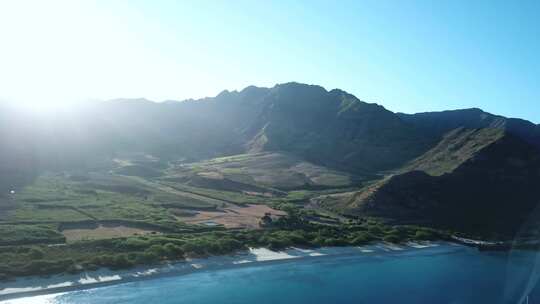无人机拍摄显示夏威夷瓦胡岛日出时美丽的马库亚山谷和马库亚海滩。