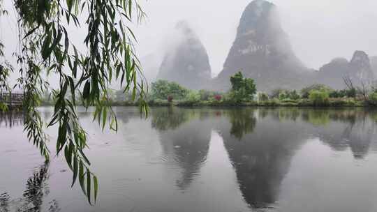 雨天湖景倒映绿树青山的宁静画面