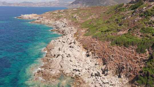 白石山鸟瞰图，干旱植被沙滩波浪压在沙滩上