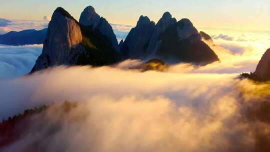 山峰云海壮美景观