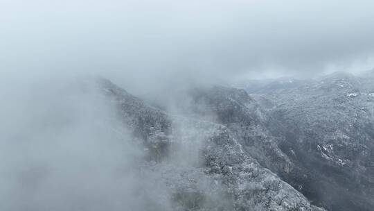 雪后云雾缭绕中的山景