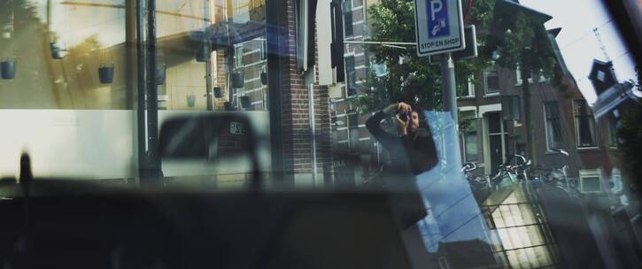 男人在城市马路上拍照