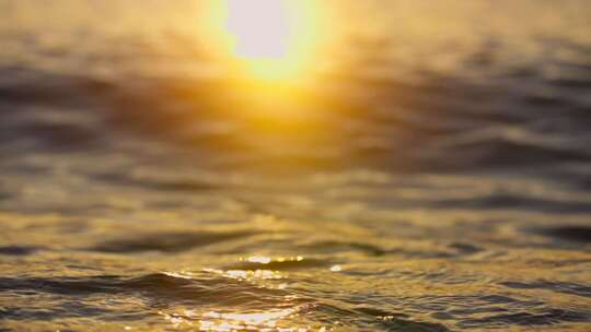 海面日出阳光洒落景象