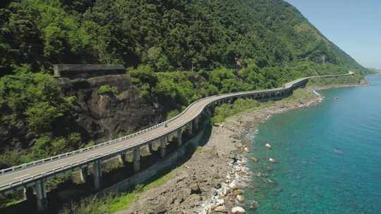海边高架桥上的高速公路。菲律宾吕宋岛