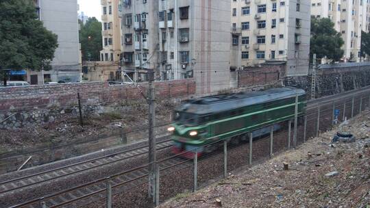 京广线铁路列车货车货运东风绿色车头
