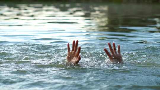 淹死在水里的人拼命挣扎求救1_p