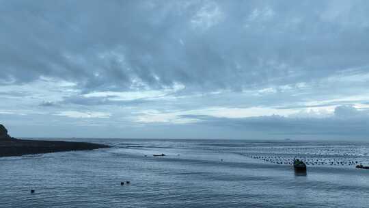 阴天大海礁石航拍沙滩海水礁石海岸边岩石