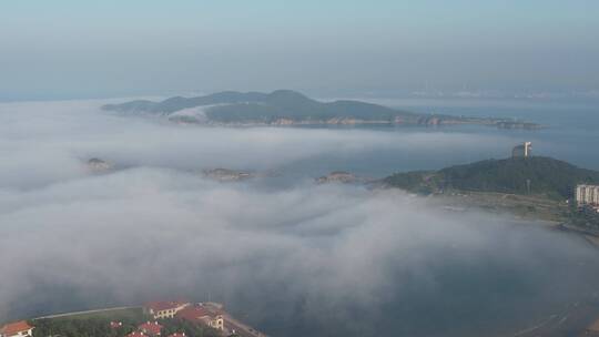 航拍威海市环翠区半月湾刘公岛附近的平流雾