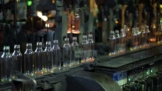 玻璃生产。工业玻璃生产设施中传送带上的玻