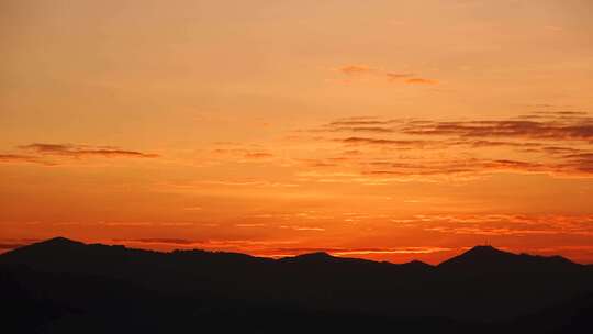 山峰日落延时黄昏夕阳山脉阳光森林夜幕降临