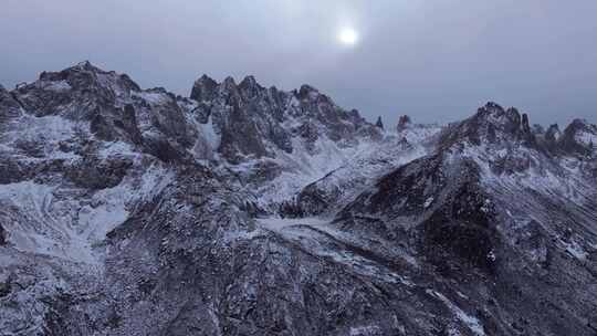 航拍莲宝叶则神山雪景阿坝县石头山雪山