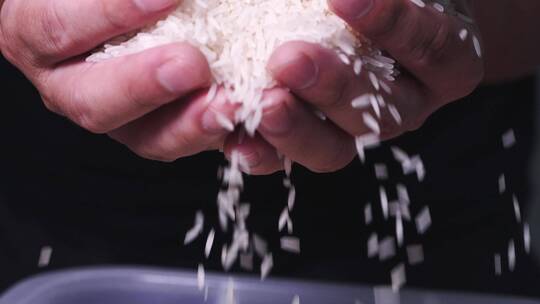 大米粮食，手捧米粒落下慢镜头视频素材
