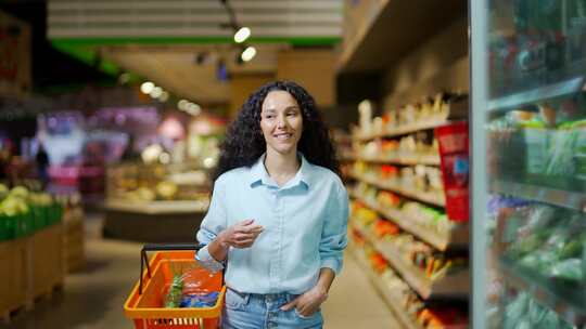 年轻的西班牙裔妇女在超市购物，在杂货店散