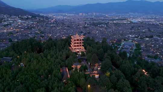 鸟瞰灯火中的城市与古建筑丽江古城