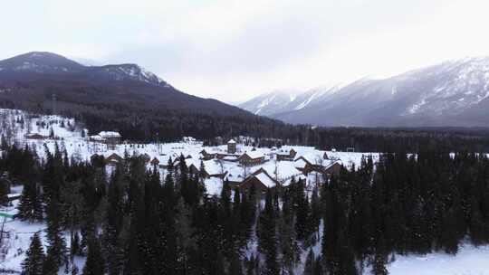 航拍新疆冬季喀纳斯湖雪景雪山森林