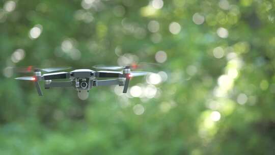 在空中飞行的摄像机的无人机视频素材模板下载