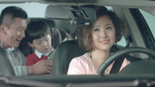 一家三口妈妈开车车上温馨的画面合集视频素材模板下载