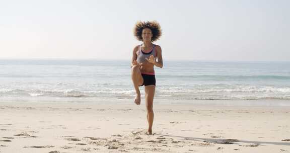 年轻的运动女人上的海滩