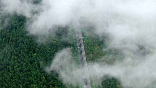 高速公路车流穿云而过4k