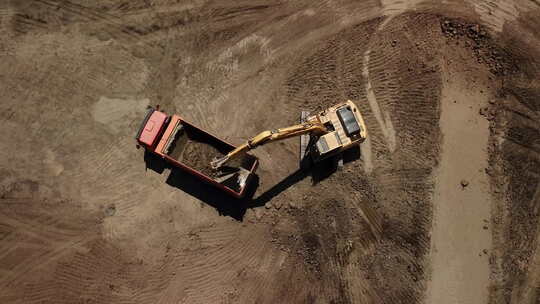 挖掘机将沙子倒入卡车视频素材模板下载