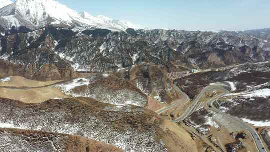 青藏高原达坂山蓝天白云雪景雪山汽车