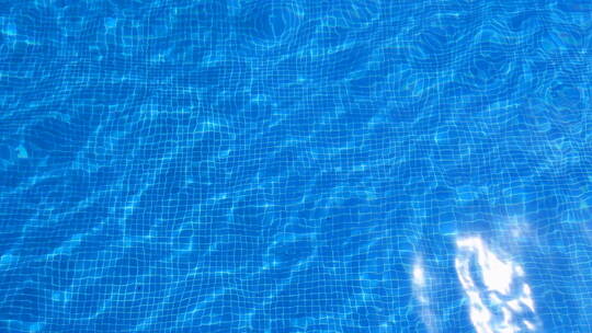  水波粼粼的游泳池水面视频素材模板下载