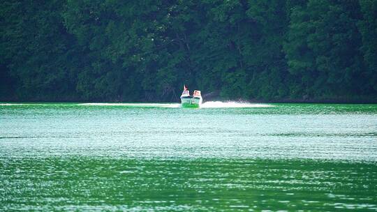 湖面上的快艇慢动作升格拍摄