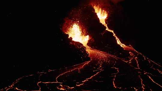 火山爆发喷出岩浆