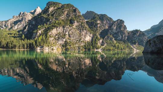 大山下的湖泊