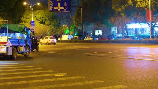 杭州城市夜晚街头汽车车流人流夜景光斑视频