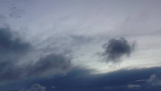 海边傍晚天空一片乌云飘过云朵天气阴云阴天