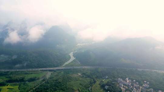 桂林云雾缭绕的山谷中穿行的高速公路视频素材模板下载