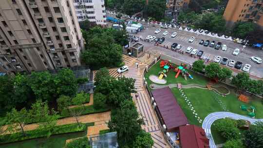 下雨天俯拍居民小区建筑绿化