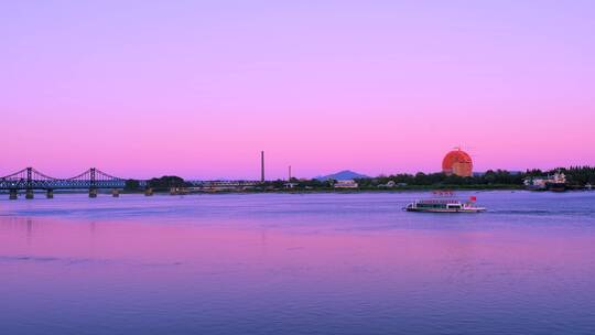 鸭绿江对岸朝鲜小镇与夕阳晚霞余晖唯美风光