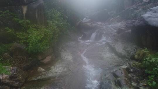 下雨天野外跑步