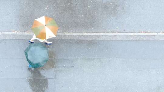 下雨天城市行人在路上撑伞