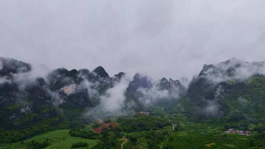 青山绿水大山乡村云雾萦绕