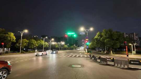 城市夜晚夜景开车第一视角汽车窗外沿途风景