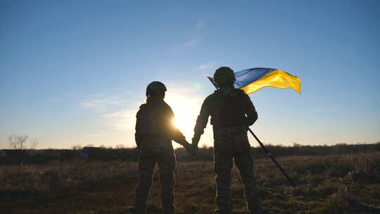 士兵挥舞乌克兰国旗