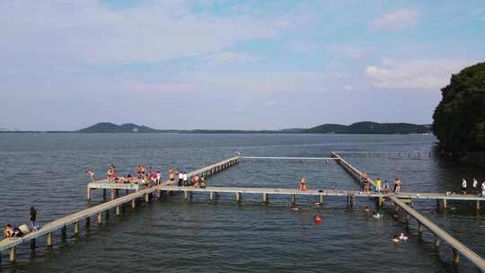 航拍夏天武汉东湖旅游凌波门栈道自然湖景视频素材模板下载