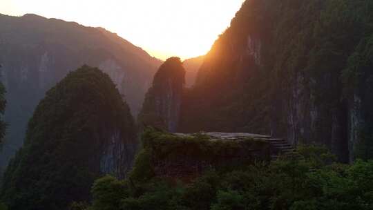 德夯峡谷清晨日出风光