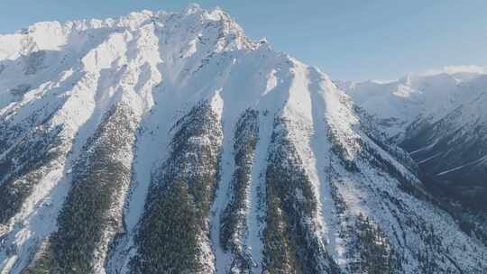 航拍西藏昌都然乌湖旁的雪山