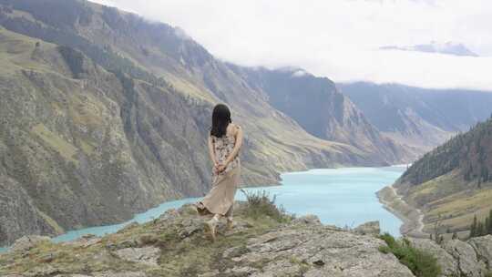 新疆旅行登山成功女性自由唯美4K