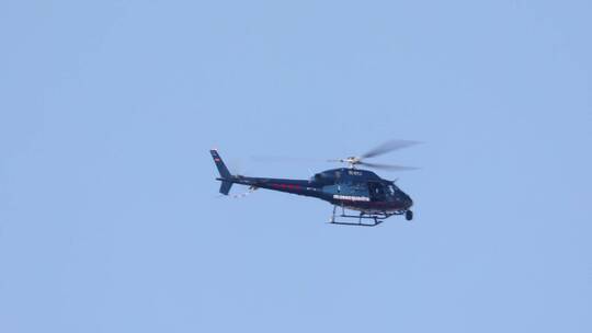 蓝色直升机飞行视频素材模板下载