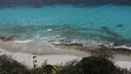 海浪拍打着海岸   视频素材模板下载