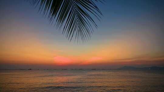 海南三亚傍晚海边夕阳晚霞椰树海浪