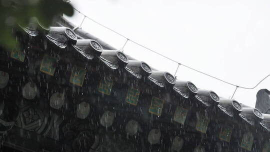 秋季下雨中岱庙古迹古建筑屋檐滴水雨中景色