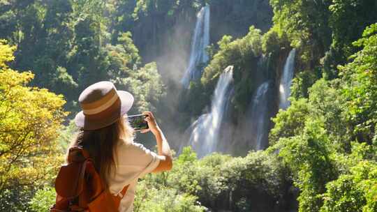 千禧一代旅游博客作者关于瀑布旅行或冒险的