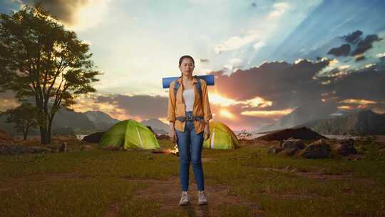 亚洲女性徒步旅行者做不满意的脸同时帐篷营