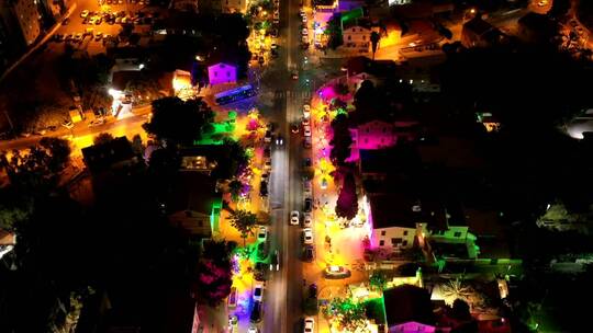 航拍在夜晚的街道上的彩色灯光